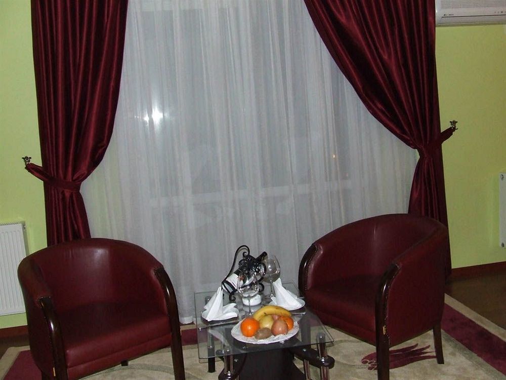 Metropolis Hotel Torbali Bagian luar foto