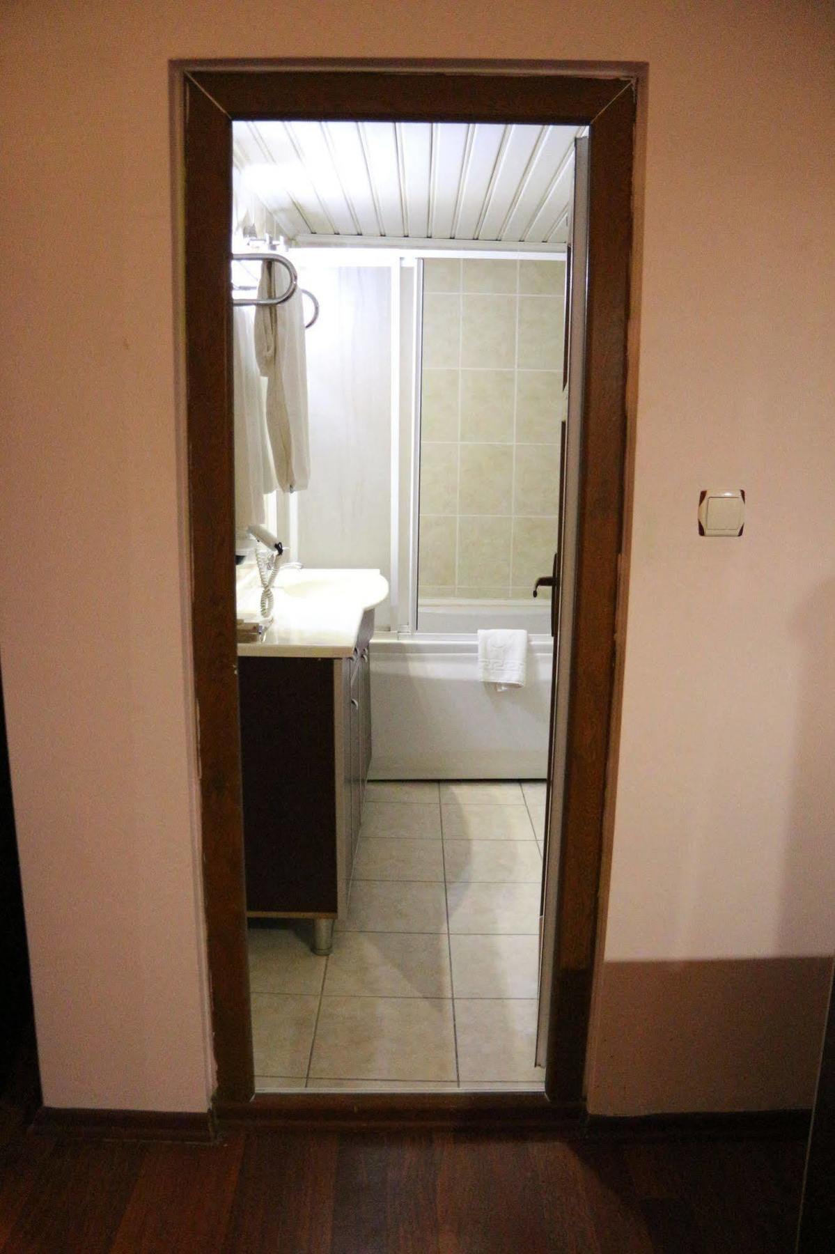 Metropolis Hotel Torbali Bagian luar foto