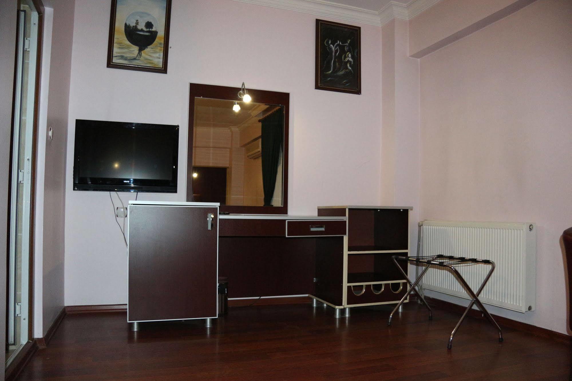Metropolis Hotel Torbali Bagian luar foto