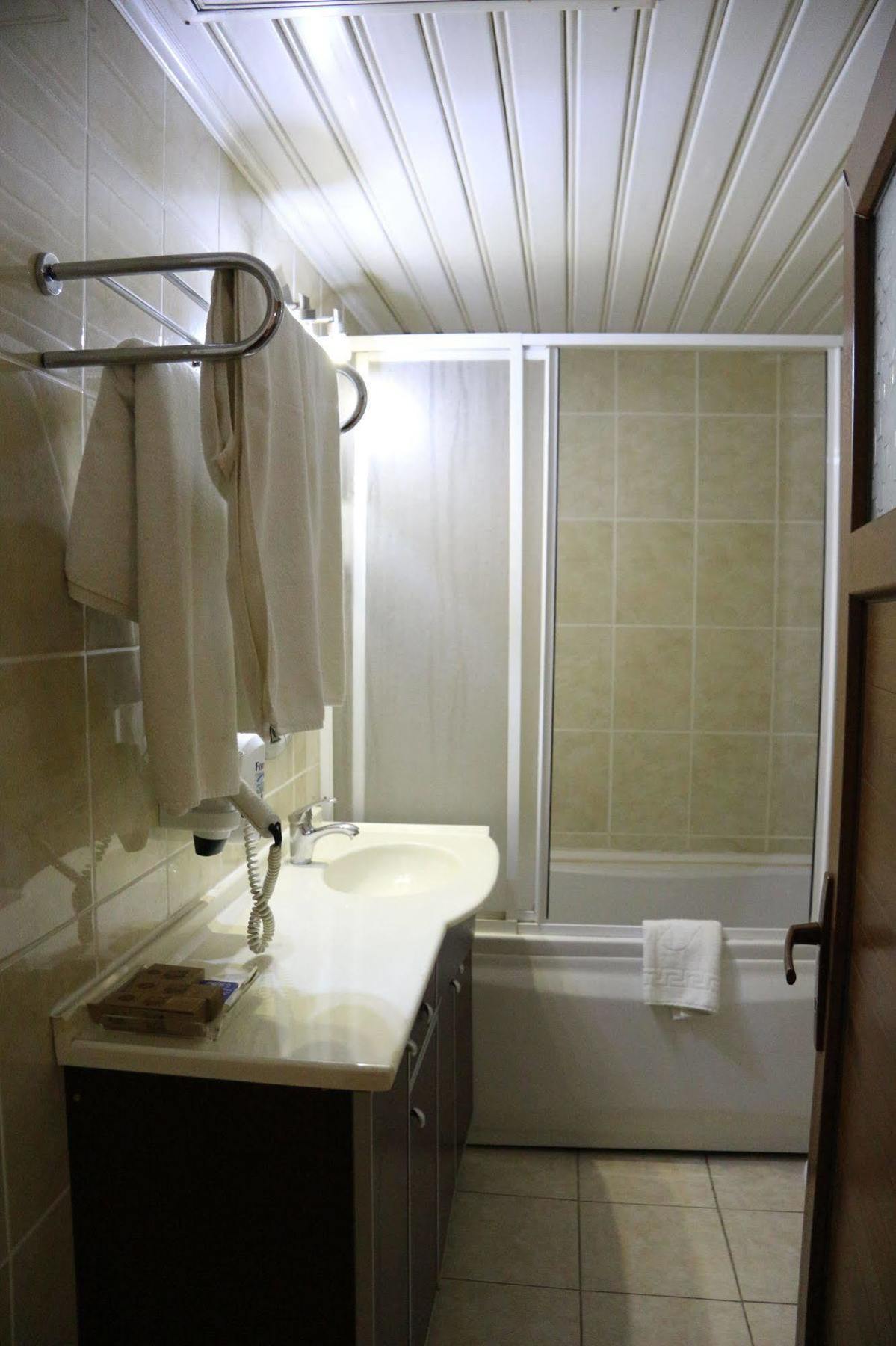Metropolis Hotel Torbali Bagian luar foto